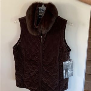 NWT- women’s brown vest with fur collar